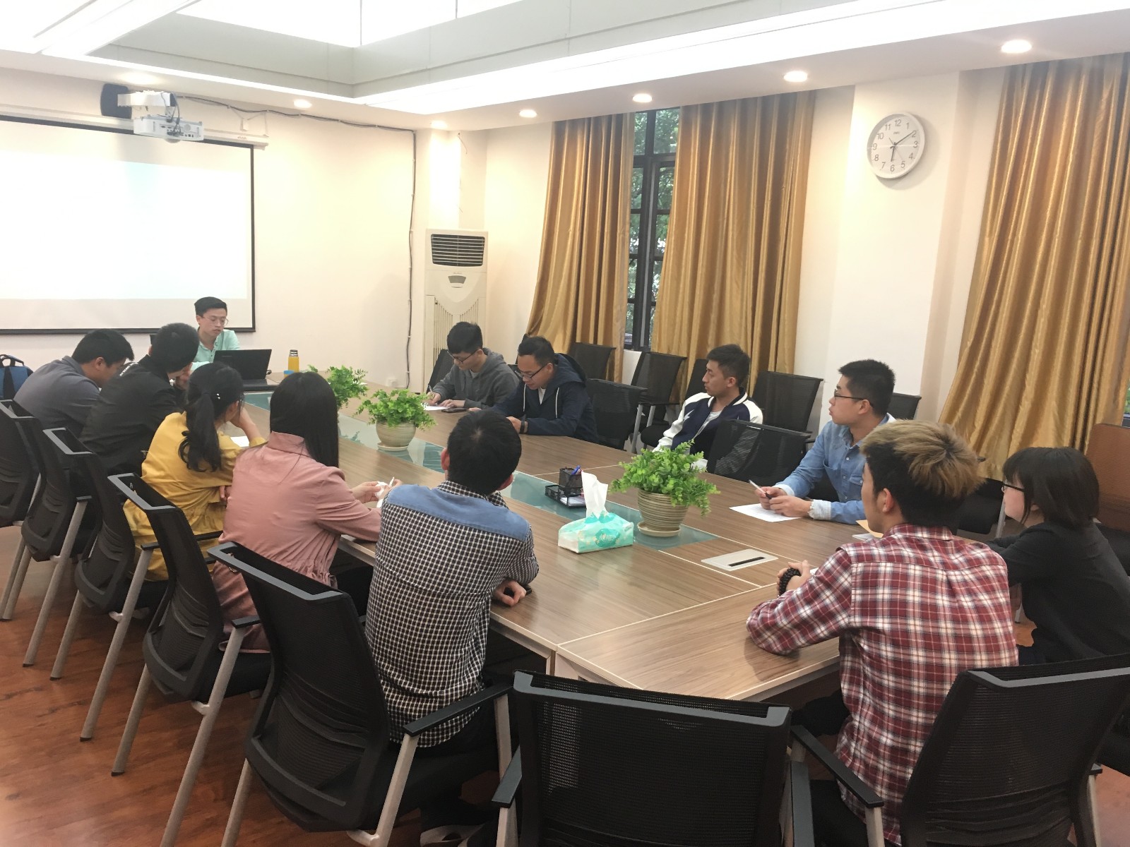 研究生第四党支部1.jpg 研究生第四党支部1.jpg